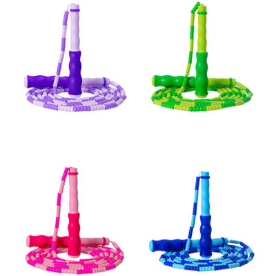 Yumuşak Boncuklu Naylon İp ve Rahat Tutuş ve Etkili Egzersizler Sağlayan Dalgalı Sap Tasarımlı Ayarlanabilir Uzunluk Atlama İpi